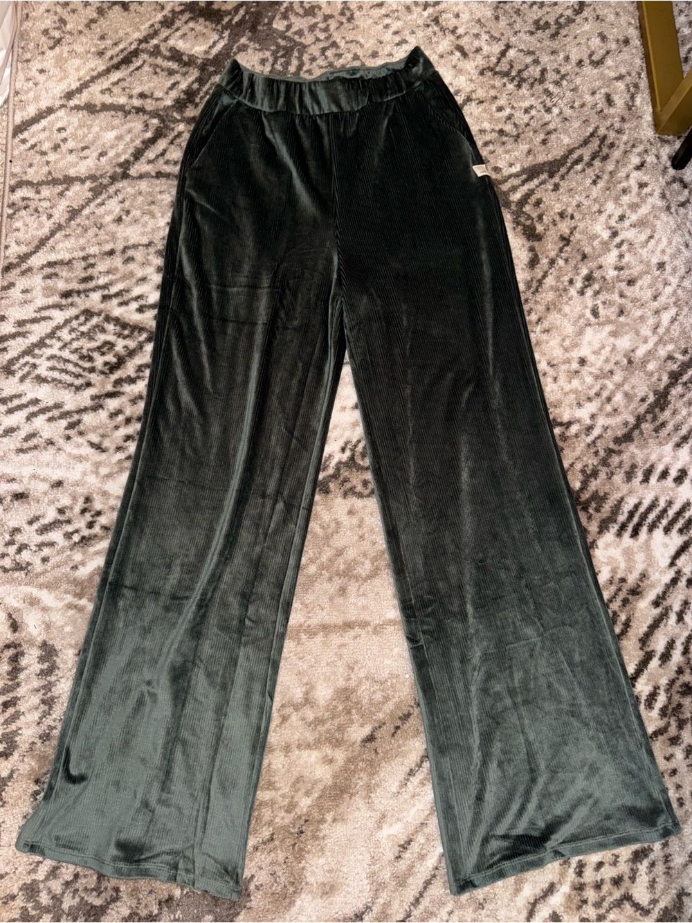 Vuori Women's Wide-Leg Velvet Pants in Deep Green